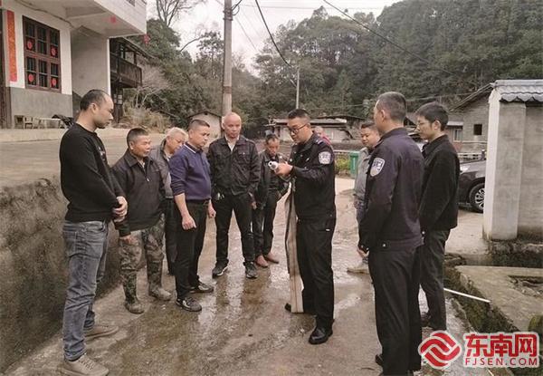 吴斌（中）在给村民讲解消防栓的使用方法.jpg