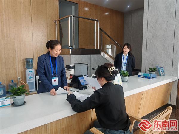 电力营业窗口工作人员小黄以普通办事群众身份，完整体验了从取号排队、业务咨询到材料提交、业务办理的全流程.jpg