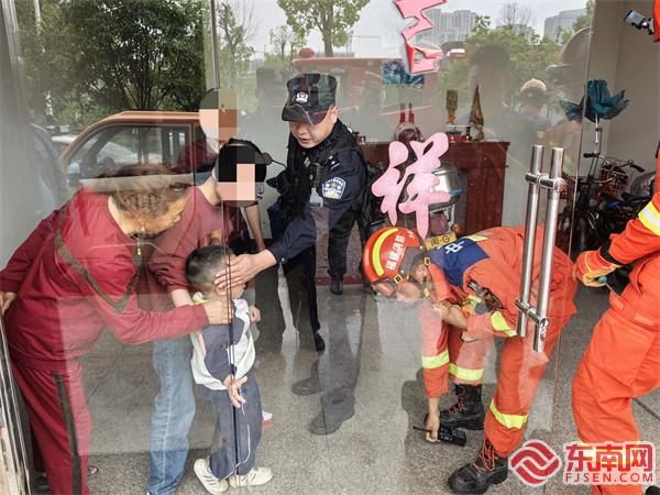 图为：民警与消防人员联手开展救援。沙县公安供图.jpg