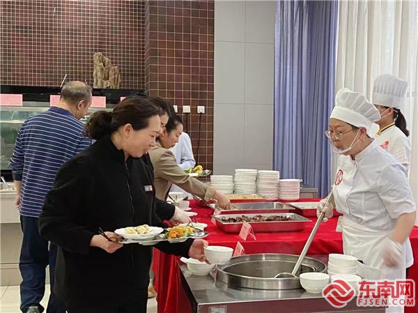 为干部职工精心准备菜品.jpg