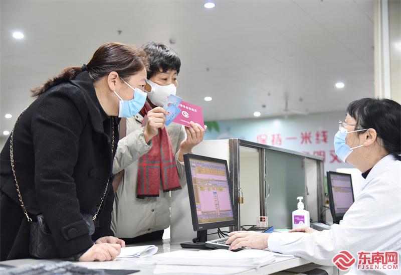 群众向医务人员咨询医保报销情况_副本.jpg